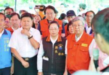 立委傅崐萁陪同行政院長陳建仁勘查海葵花蓮災情。要求中央編列充足治水預算加強河川疏濬。陳建仁:全力救助與整治!