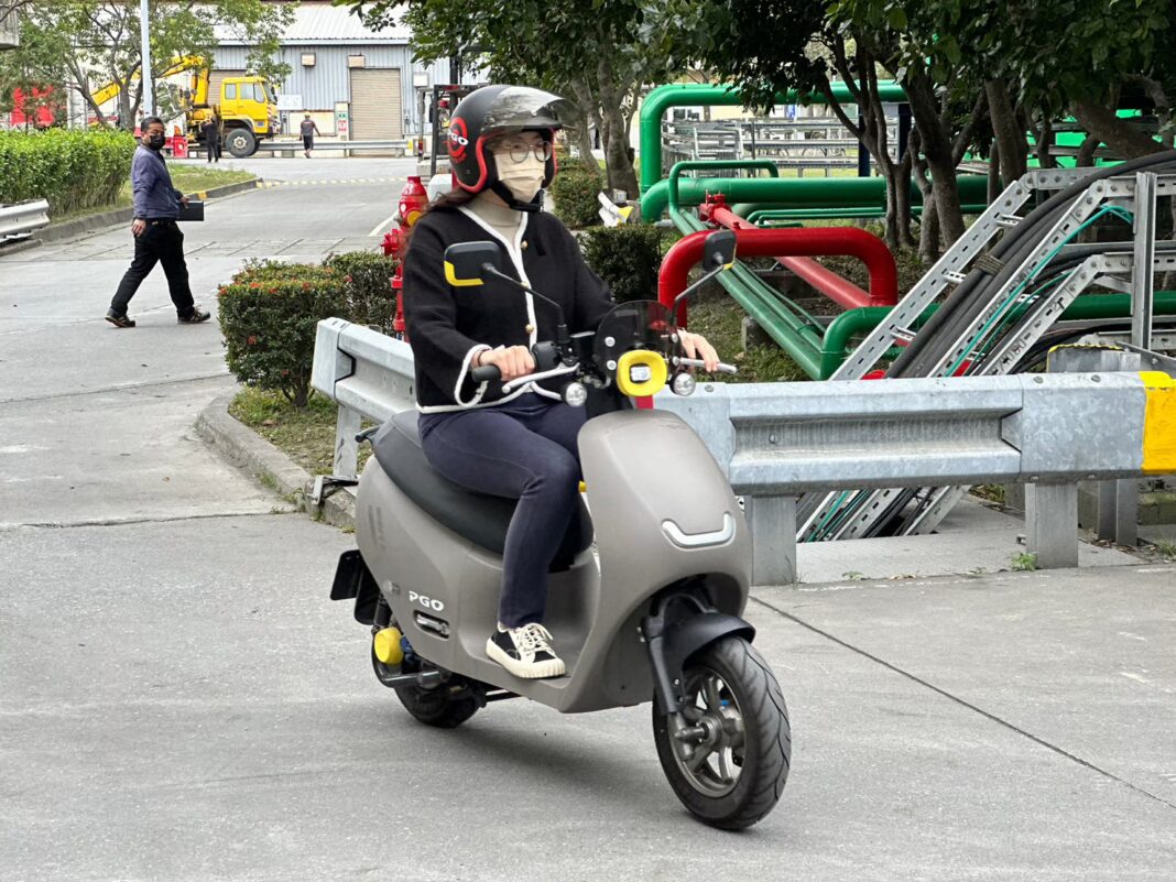 民眾於活動現場試騎電動機車
