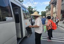 花蓮縣政府設置接駁專車 協助光復鄉災民返家清理與就醫